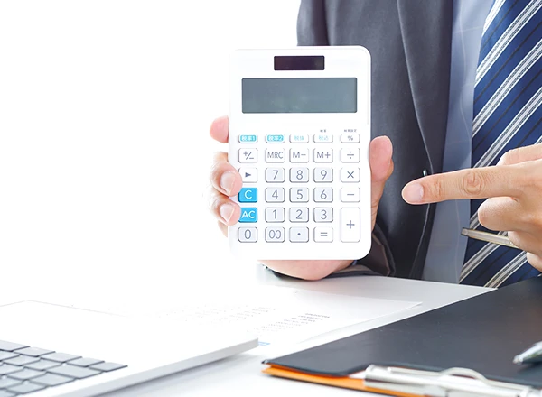 電卓を指さしている人