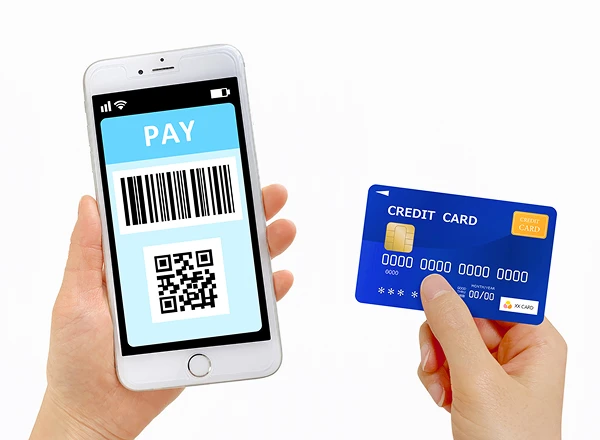 バーコードやQRコードが表示されたスマートフォンとクレジットカード