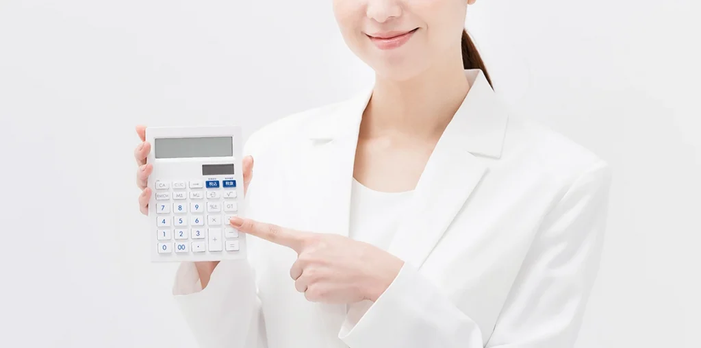電卓を指さす女性